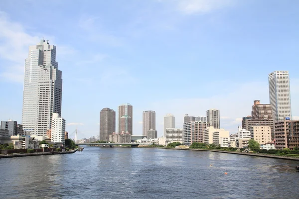 Sumida ποταμού και πολυώροφα κτίρια στο Τόκιο, Ιαπωνία — Φωτογραφία Αρχείου