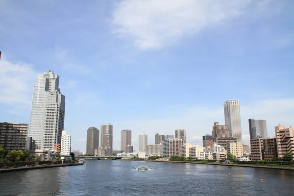 Sumida річка та Високий-піднімаються будівлі в Токіо, Японія — стокове фото
