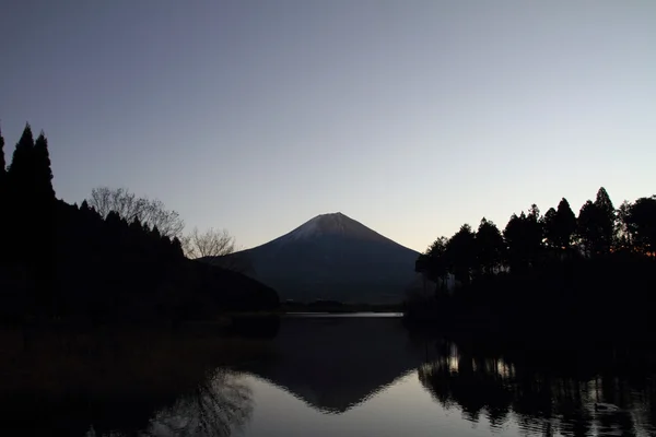 富士山 (夜明けの前に静岡県田貫湖からの眺め) — ストック写真