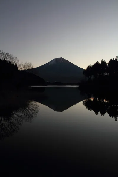 Mt. Fuji, vista desde el lago Tanuki en Shizuoka, Japón (antes del amanecer ) — Foto de Stock