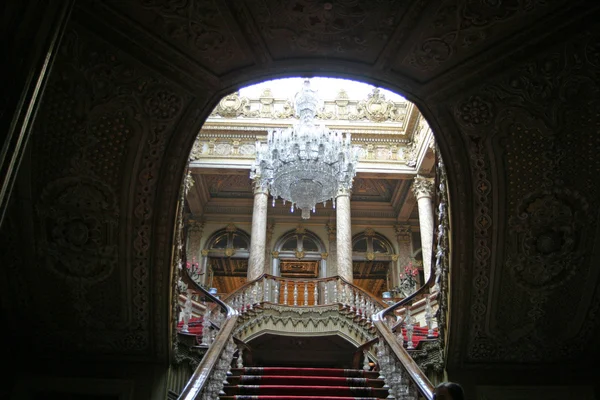 Escadaria de cristal do palácio Dolmabahce em Istambul, Turquia — Fotografia de Stock