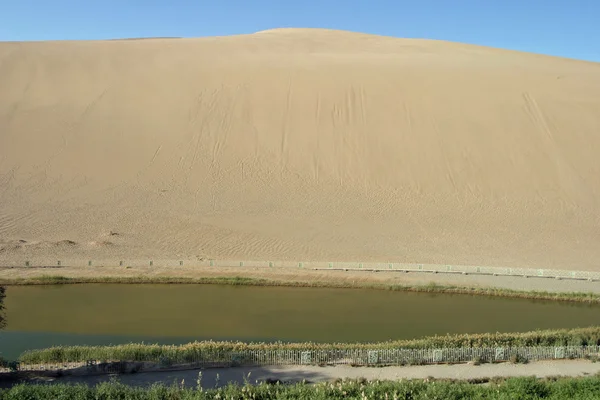 Hilal gölde Mingsha Shan (Echo kum dağ), Dunhuang, Çin — Stok fotoğraf