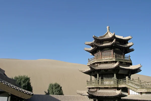 中国・敦煌鳴シャン (エコー砂山)、三日月湖の寺 — ストック写真