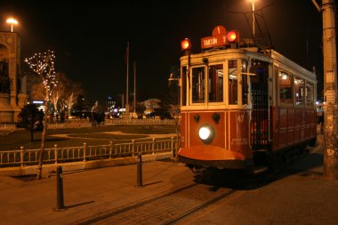 Özellikle Istiklal Caddesi ve tramvay, Istanbul, Türkiye (gece çekimi)