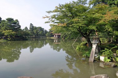 Kotoji Toro and Kasumi pond in Kenroku-en (Japanese garden), Kanazawa, Ishikawa, Japan clipart