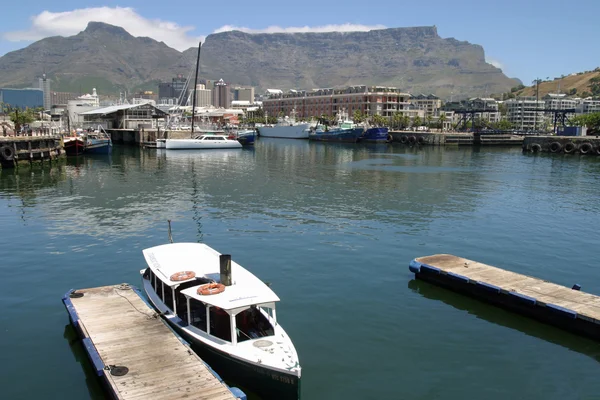 Wasserfront und Tafelberg in Kapstadt, Südafrika — Stockfoto
