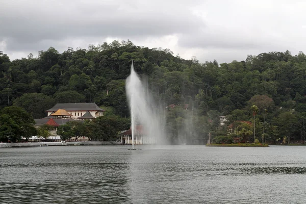 Templo do dente e Lago Kandy em Kandy, Sri Lanka — Fotografia de Stock