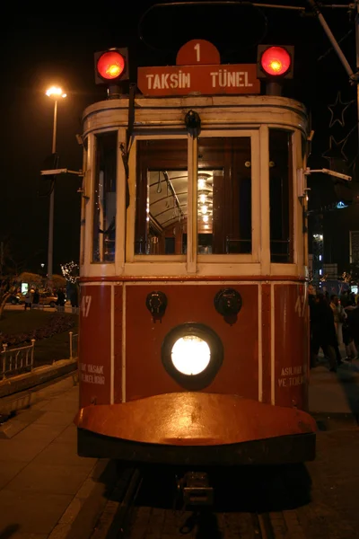 Istiklal Avenue und Straßenbahn in Istanbul, Türkei (Nachtszene) — Stockfoto