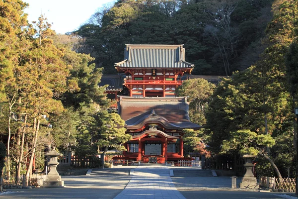 Hauptschrein und Tanzhalle des Tsurugaoka-Hachimangu-Schreins in Kamakura — Stockfoto