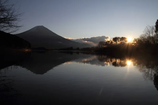 Mt. Fuji, vista desde el lago Tanuki en Shizuoka, Japón (al amanecer ) — Foto de Stock