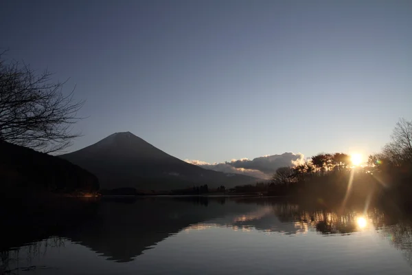 Mt. Fuji, vista desde el lago Tanuki en Shizuoka, Japón (al amanecer ) — Foto de Stock
