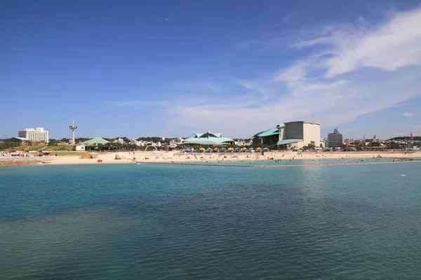 Playa tropical en la ciudad de Ginowan, Okinawa, Japón — Foto de Stock