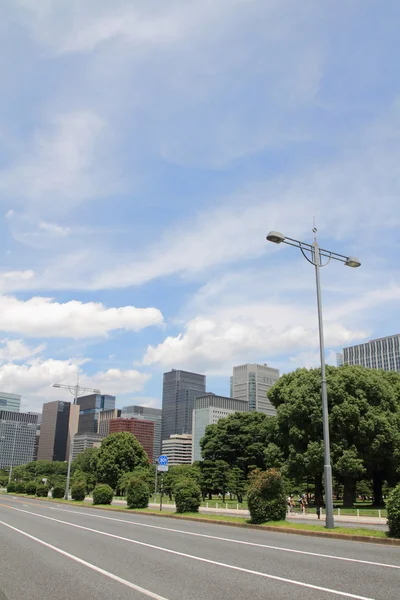 Uchibori авеню і висотних будівлі в Маруноуті, Токіо, Японія — стокове фото