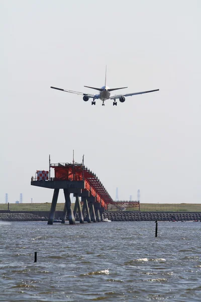 Vliegtuig landt op Haneda airport (B767) en zee — Stockfoto