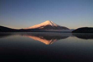 Mt. Fuji kırmızı (Red Fuji), Yamanaka göletten: Yamanashi, Japan