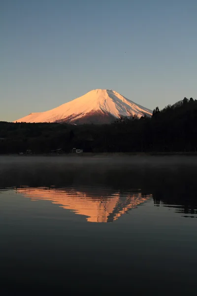 Mt. Fuji en rojo (Fuji rojo), vista desde el lago Yamanaka en Yamanashi, Japón — Foto de Stock