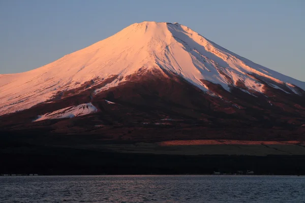 赤 (赤富士)、山梨県の山中湖からの富士山 — ストック写真