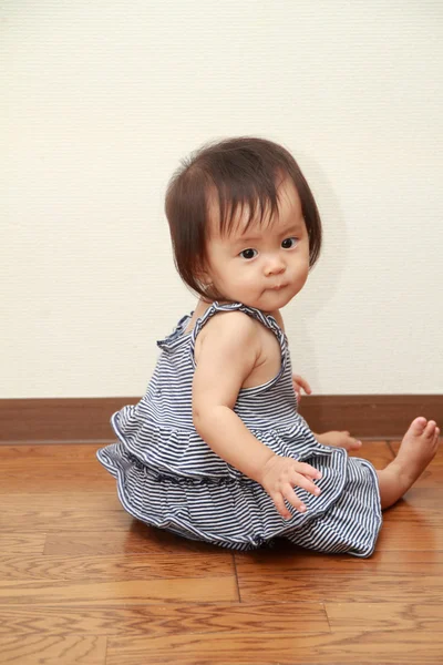 日本の赤ちゃん (0 歳の床に座っている女の子) — ストック写真