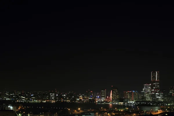 Yokohama Minatomirai 21 en Kanagawa, Japón (escena nocturna ) — Foto de Stock