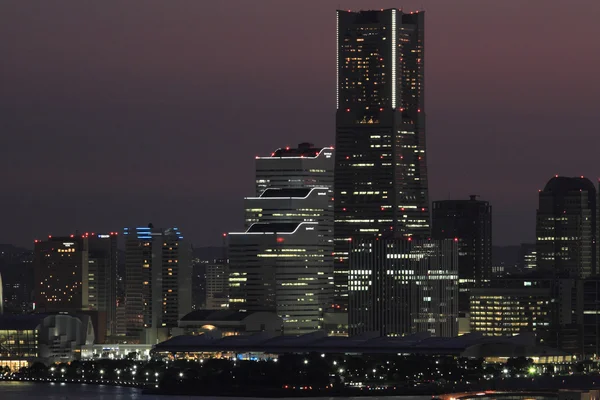 Yokohama Minatomirai 21 em Kanagawa, Japão (cena noturna ) — Fotografia de Stock