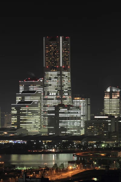 Yokohama Minatomirai 21 em Kanagawa, Japão (cena noturna ) — Fotografia de Stock