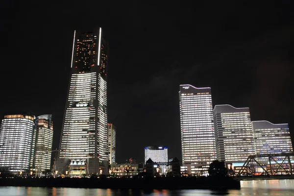 Yokohama Minatomirai 21 em Kanagawa, Japão (cena noturna ) — Fotografia de Stock