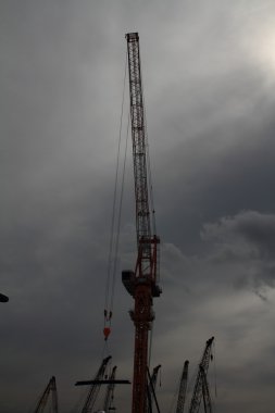 Japonya'da inşaat sahasında Vinçler