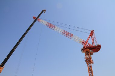 Japonya'da inşaat sahasında Vinçler