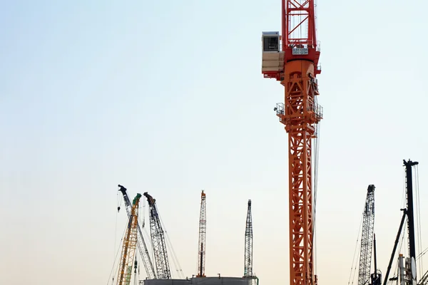 Věžový jeřáb na staveništi v Japonsku — Stock fotografie