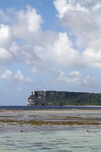 괌, 마이크로네시아에 있는 투 몬 비치에서 두 연인 포인트 — 스톡 사진