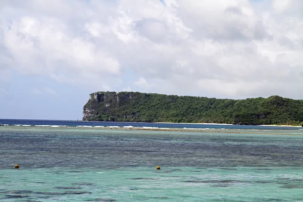 Dos amantes apuntan desde la playa de Tumon en Guam, Micronesia —  Fotos de Stock