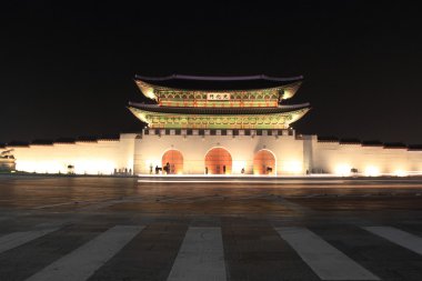 Gwang hwa mun kapı içinde Seoul, Güney Kore (gece çekimi)