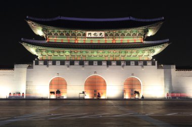 Gwang hwa mun kapı içinde Seoul, Güney Kore (gece çekimi)
