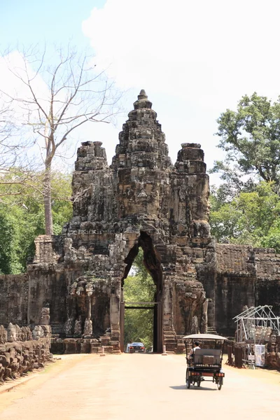 Angkorthom a Siem Reap, Kambodzsa-ból Dél-kapu — Stock Fotó