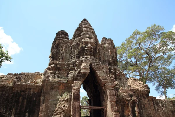 South gate of Angkor thom au Cambodge à Siem Reap. — Photo