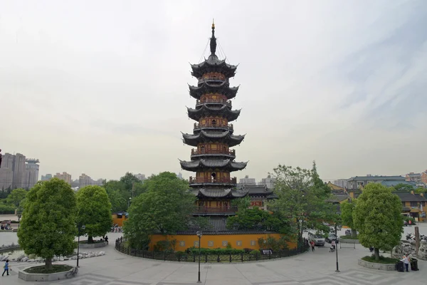 上海、中国の人々 の共和国の龍華寺 — ストック写真