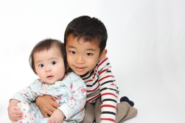 Japon kardeşi ve kız kardeşi (5 yaşında çocuk ve 0 yaşındaki kız)