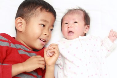 Japon kardeşi ve kız kardeşi (5 yaşında çocuk ve 0 yaşındaki kız)