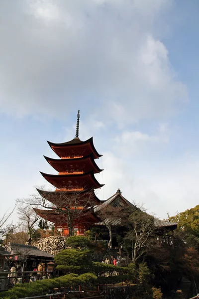 Pagoda de cinco pisos del santuario de Itsukushima en Miyajima, Hiroshima, Japón — Foto de Stock