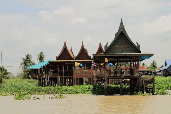 Casa flotante en Chaophraya, río, Bangkok, Tailandia —  Fotos de Stock