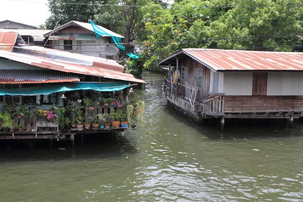 Casa flotante en Chaophraya, río, Bangkok, Tailandia —  Fotos de Stock