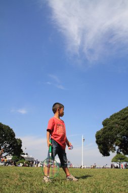 Badminton oynayan Japon çocuk (5 yaşında))