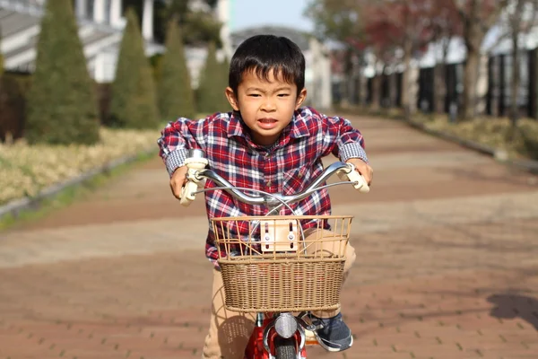 日本男児 (5 歳自転車に乗って) — ストック写真