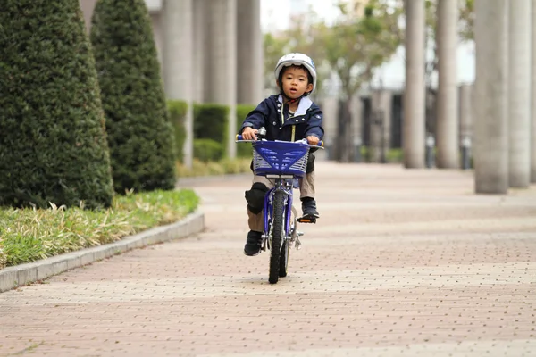 骑自行车 (5 岁的日本男孩) — 图库照片