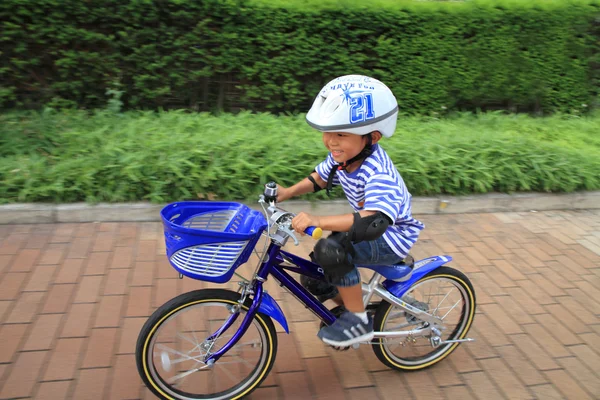 Japonés niño a caballo en la bicicleta (5 años de edad ) — Foto de Stock