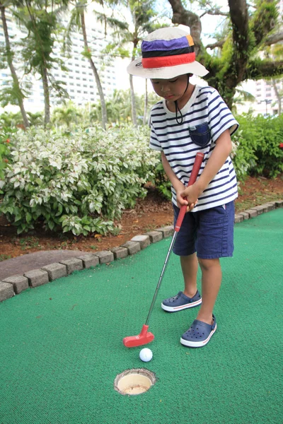 Japanischer Junge spielt mit Putting Golf (5 Jahre alt)) — Stockfoto