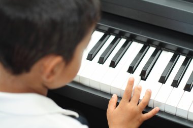 Japon çocuk (5 yaşında piyano)