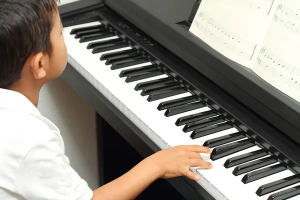 Japanese boy playing a piano (5 years old) — Stock Photo, Image