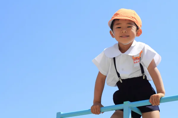 Jardín de infancia japonés niño en el gimnasio de la selva (4 años de edad ) — Foto de Stock