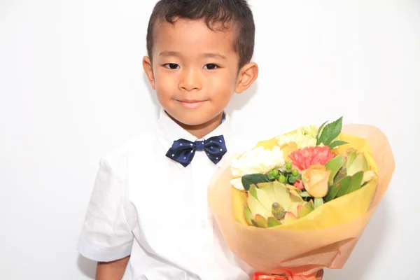 Japanese boy with a bouquet (4 years old) — Stock Photo, Image